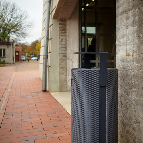 Buiten afvalbak Kruik 8 De buiten afvalbak in model Kruik is ontworpen met oog voor duurzaamheid én esthetiek, waarbij de mogelijkheid om een gemeentewapen of logo toe te voegen zorgt voor een persoonlijke en herkenbare uitstraling.